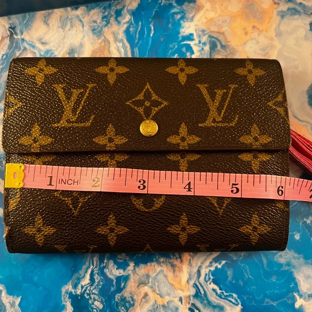 🍀 Louis Vuitton monogram larger size wallet - good condition! Authentic. - Picture 3 of 16
